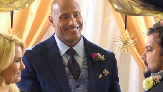Dwayne Johnson oficia la boda sorpresa de uno de sus mayores fans noticias imagen