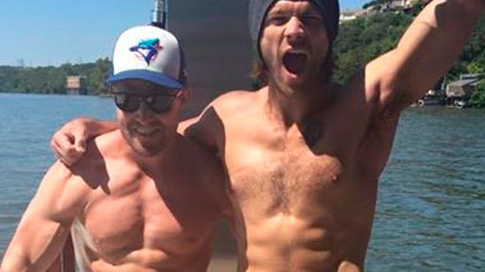 Stephen Amell y Jared Padalecki se quedan sin camiseta por una buena causa noticias imagen