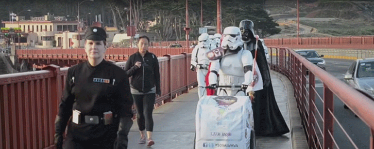 Un grupo de Soldados Imperiales marcha sobre el puente 'Golden Gate' para apoyar la lucha contra el cáncer noticias imagen