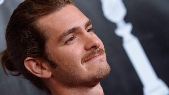 Andrew Garfield bromea sobre un posible biopic del miembro de One Direction, Harry Styles noticias imagen