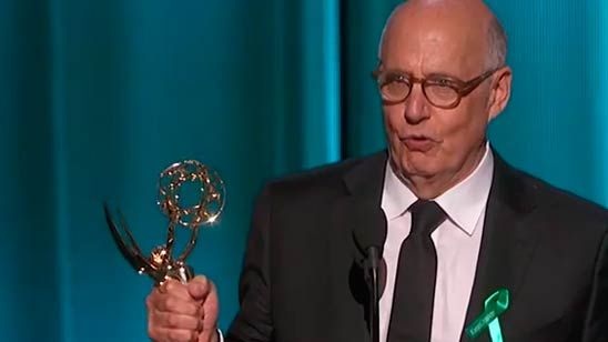 Emmys 2015: Jeffrey Tambor de 'Transparent' dedica su premio a la comunidad transgénero  noticias imagen