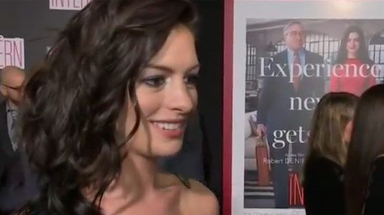 Anne Hathaway enloquece al ver a Mariah Carey en la premiere de 'El becario' noticias imagen