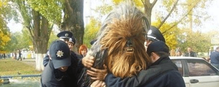 Detienen a Chewbacca por intentar que Darth Vader pudiera votar en unas elecciones locales noticias imagen