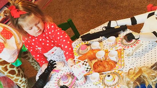 'Star Wars': Una niña pequeña les prepara un café a Darth Vader y un soldado imperial noticias imagen