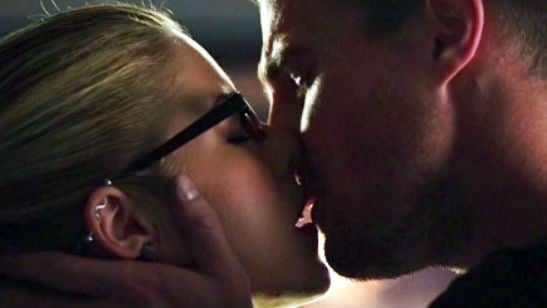 'Arrow': El productor adelanta la boda de Felicity y Oliver con esta foto