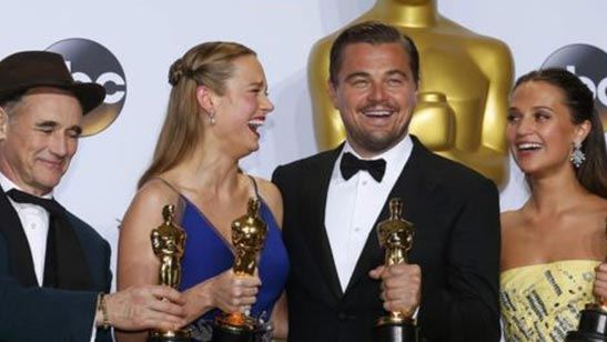 Leonardo DiCaprio consigue por fin el Oscar a Mejor Actor por 'El Renacido'
