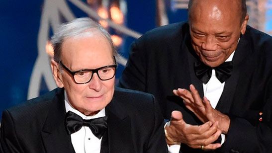 Ennio Morricone recibe su primer Oscar por la banda sonora de 'Los odiosos ocho'
