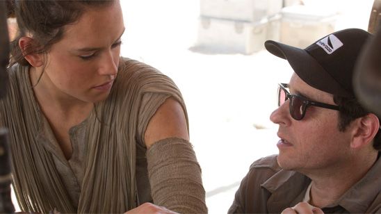 'Star Wars: Episodio VIII': Daisy Ridley insinúa que Rian Johnson jugará con el goteo de materiales noticias imagen