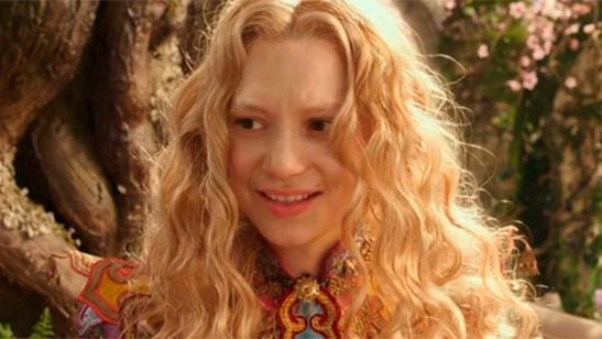 'Alicia a través del espejo': Adelanto EXCLUSIVO con la nueva misión de Mia Wasikowska