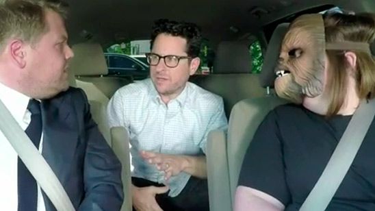 La madre con la máscara de Chewbacca se sube al coche con James Corden y J.J. Abrams noticias imagen