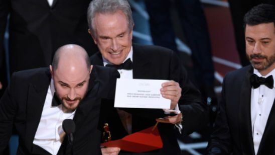 Oscar 2017: M. Night Shyamalan bromea sobre el error de la gala publicando en Twitter que lo escribió él  noticias imagen