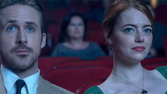 ¿Alguna vez te has preguntado cómo es una pantalla de cine detrás de la lona blanca? noticias imagen