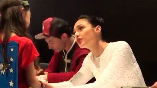 Comic Con 2017: Gal Gadot ('Wonder Woman') tranquiliza a una fan emocionada durante la firma de autógrafos noticias imagen
