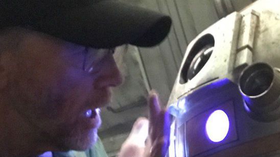 'Star Wars': Ron Howard muestra a uno de los droides del 'spin-off' de Han Solo en esta foto  noticias imagen