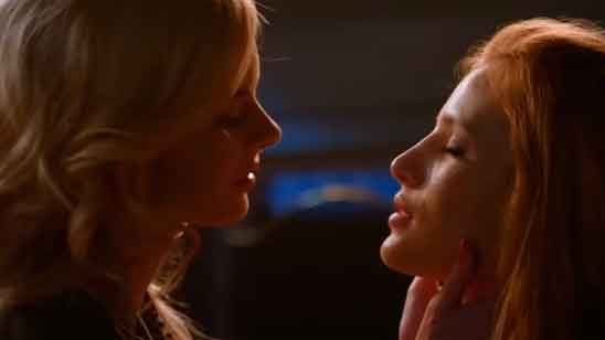 'The Babysitter' pretende superar al beso de 'Jennifer’s Body' con Bella Thorne y Samara Weaving noticias imagen