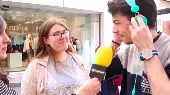 Retamos a la gente de la calle a que adivine a qué serie pertenece la sintonía que escuchan noticias imagen