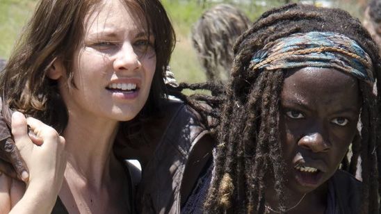 'The Walking Dead': Lauren Cohan y Danai Gurira sorprenden a un fan entregándole pizza noticias imagen