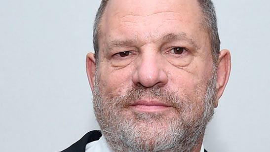 Un director italiano lleva una camiseta con el mensaje "Weinstein es inocente" a la alfombra roja de 'Suspiria'