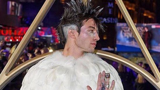 Ezra Miller vuelve a sorprender en una 'premiere' de 'Animales fantásticos 2' con un traje inspirado en Hedwig