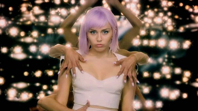 Miley Cyrus incluyó detalles de su vida en su papel en 'Black Mirror' noticias imagen