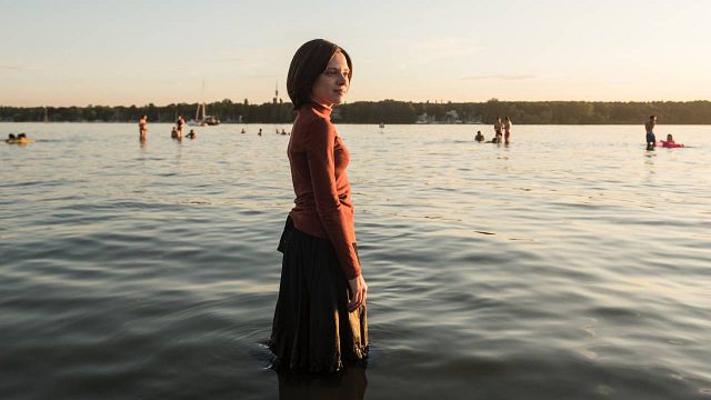 Crítica 'Unorthodox' (Netflix): "Shira Haas es un descubrimiento, su pequeño físico canaliza toda la parte dramática" noticias imagen