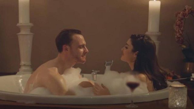 'Love is in the air': Un jacuzzi y un masaje sexy ponen en problemas a Hande Erçel y Kerem Bursin noticias imagen