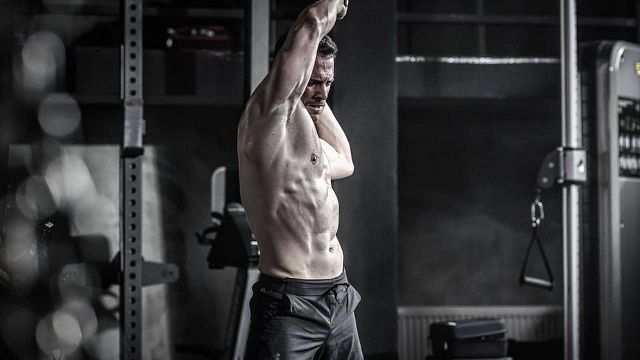 Los mil y un deporte que practica Kerem Bürsin: desde la natación (casi) olímpica hasta el levantamiento de ruedas gigantes noticias imagen