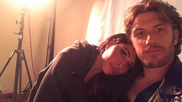 Pareja en la vida real: Sarah Shahi y Adam Demos se conocieron en 'Sexo/Vida' y se enamoraron noticias imagen