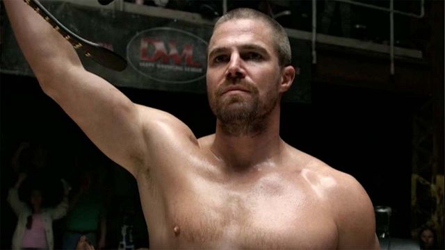 Stephen Amell se confiesa sobre su polémico incidente del avión: "Bebí demasiado y me avergüenzo" noticias imagen