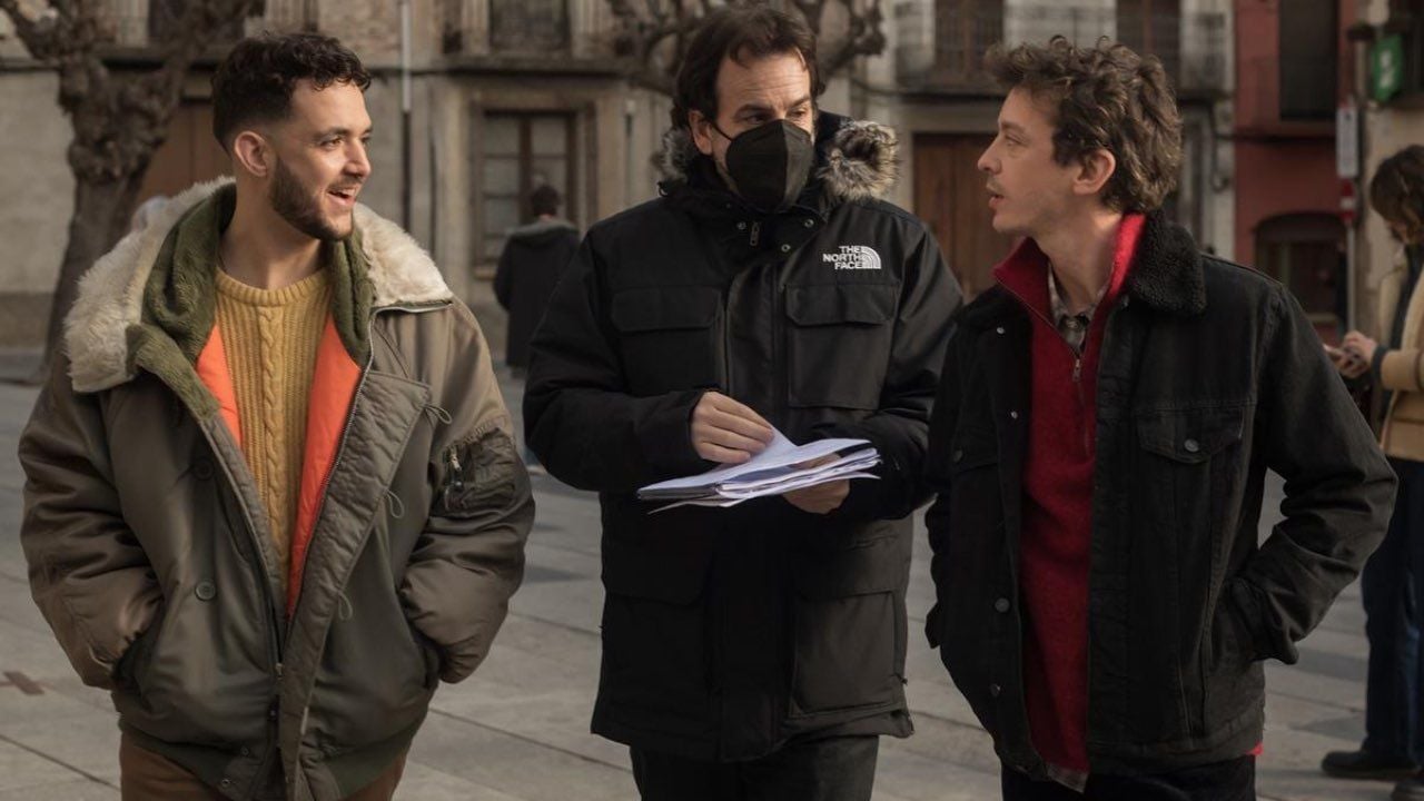 C. Tangana, Isaki Lacuesta y Nahuel Pérez Biscayart en el rodaje de 'Un año, una noche'. 