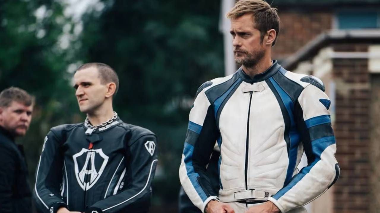 Alexander Skarsgård  y Harry Melling en 'Pillion'
