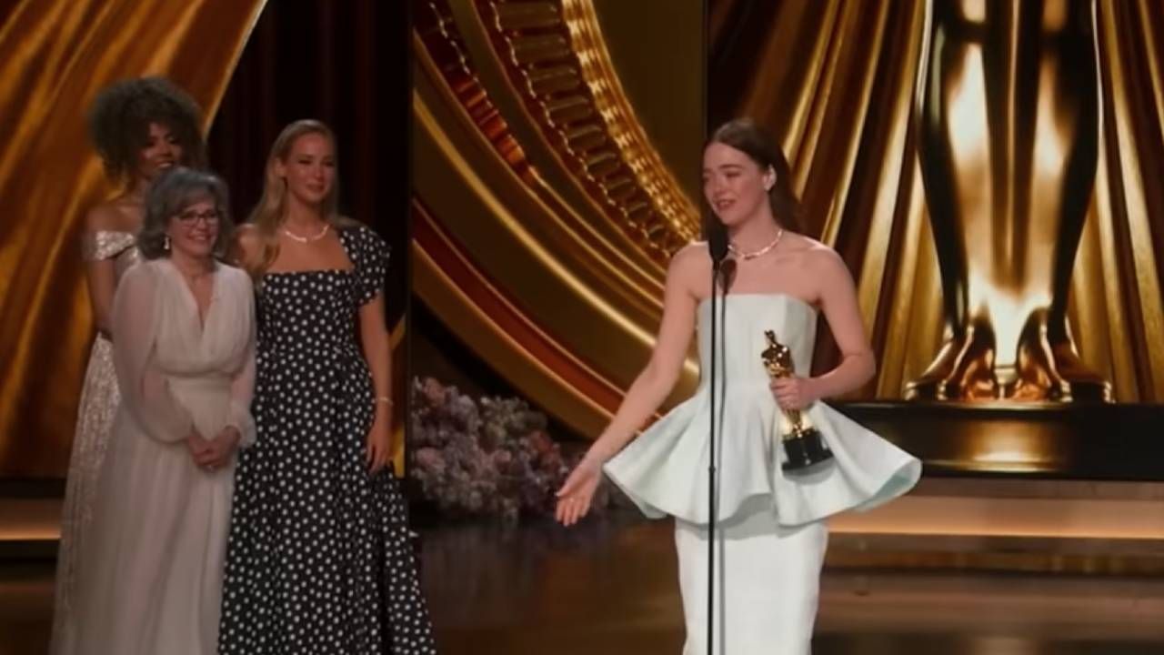 Emma Stone ganando su segundo Oscar por 'Pobres criaturas'