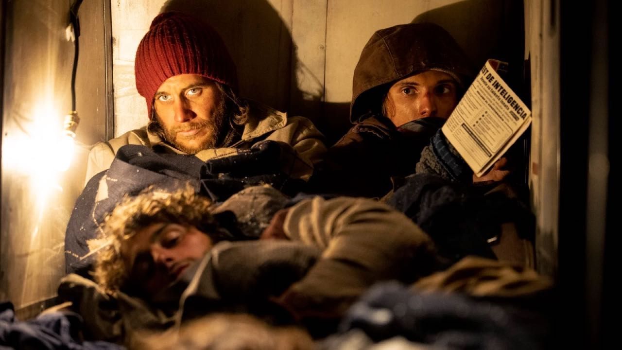 Agustín Pardella y Matías Recalt en 'La sociedad de la nieve'.