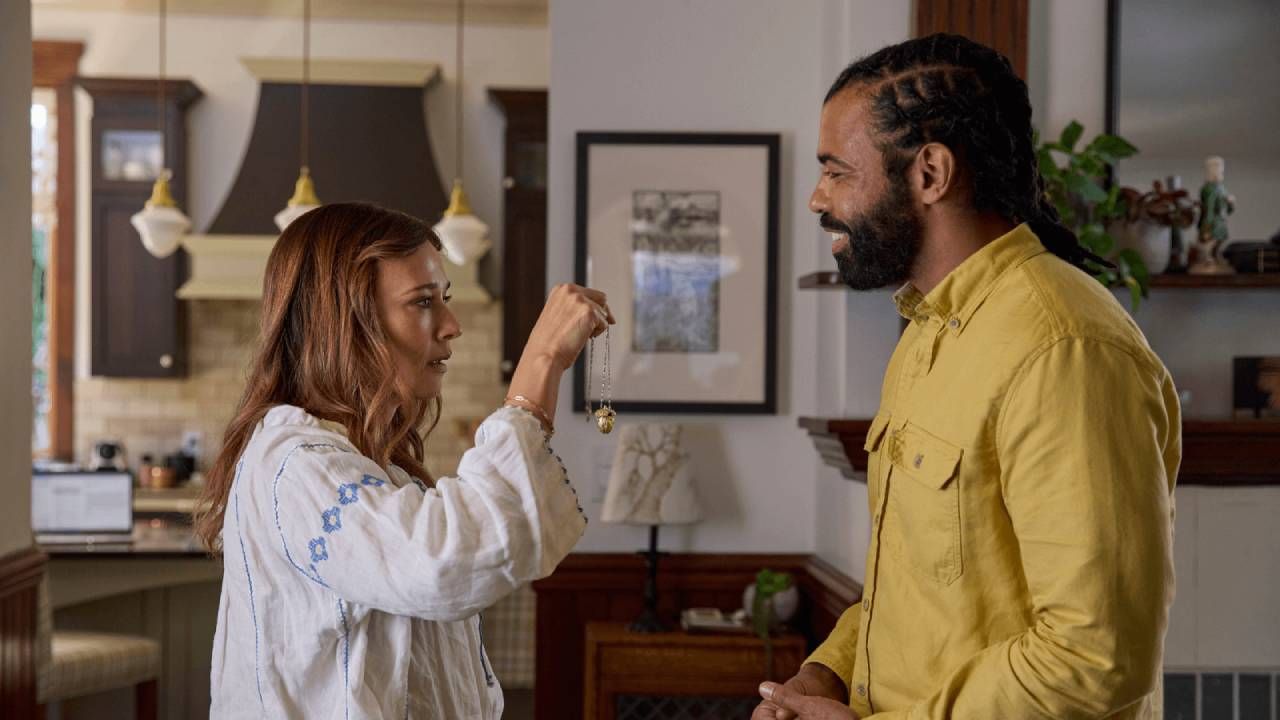 Rashida Jones y Daveed Diggs en 'En un instante'