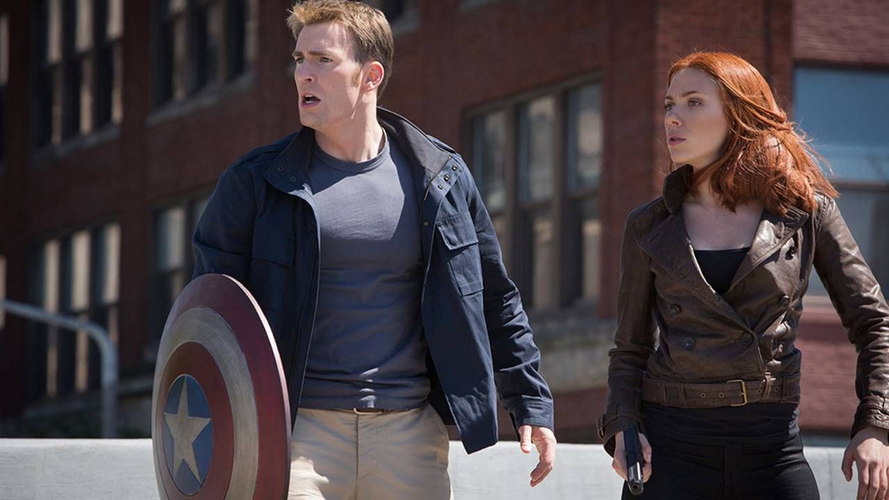 Chris Evans y Scarlett Johansson como Steve Rogers y Natasha Romanoff en 'Capitán América: El Soldado de Invierno'
