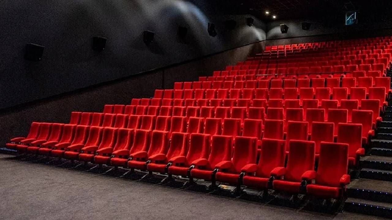 Todos nos hemos hecho esta pregunta al menos una vez: ¿Por qué las butacas del cine son rojas?