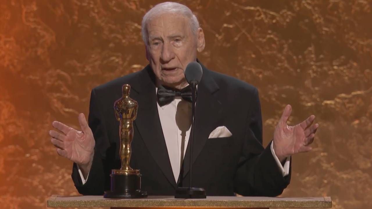 Mel Brooks recogiendo su Oscar honorífico