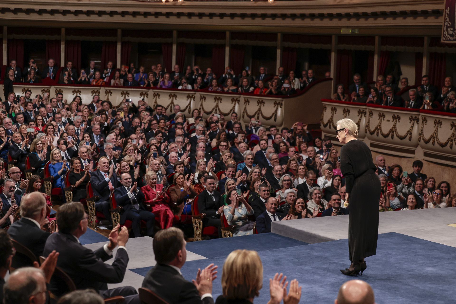 Meryl Streep recibiendo una ovación de los asistentes a la gala de los Premios Princesa de Asturias 2023.