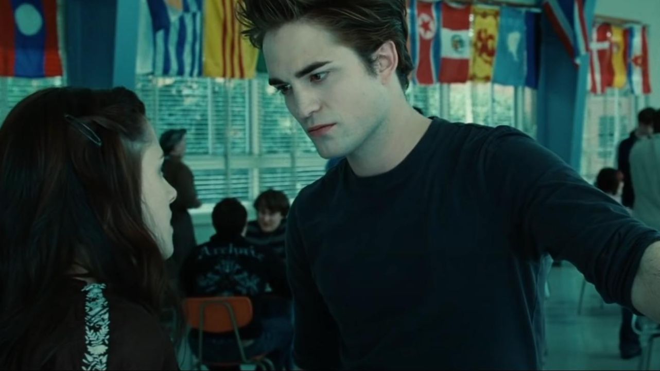 Pasa prácticamente desapercibido, pero las banderas que aparecen en esta escena de ‘Crepúsculo’ son realmente sorprendentes