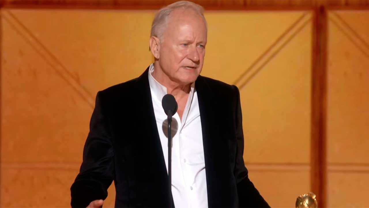 "Pensaba que era demasiado mayor": Stellan Skarsgård gana el segundo Globo de Oro a los 74 años y reivindica ver cine en salas de cine