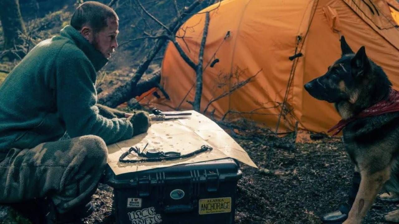 Brad Pitt junto a Uber, el perro que interpreta a Odín en 'En el corazón de la bestia'