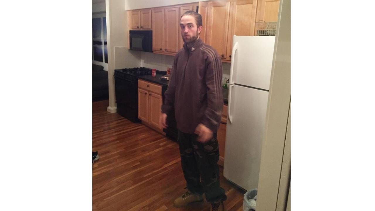 Robert Pattinson en una cocina probando el vestuario de su personaje en 'Good Time'