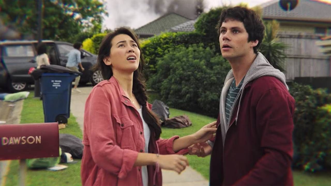 Jessica Henwick y Dylan O'Brien en 'De amor y monstruos'