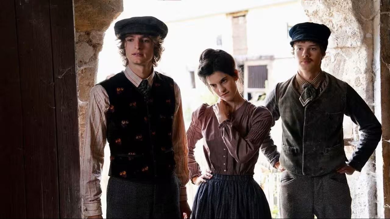 Llega a cines una película que viaja entre dos líneas temporales: “una reflexión desenfadada sobre el presente y la Historia”