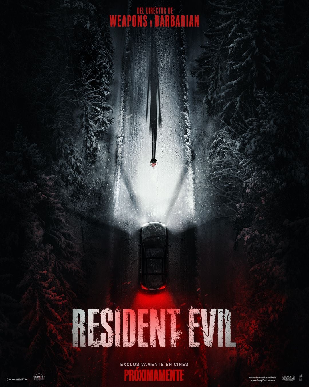 Póster o escena de Resident Evil, con Austin Abrams como Bryan, un repartidor enfrentando el caos en una ciudad en colapso.