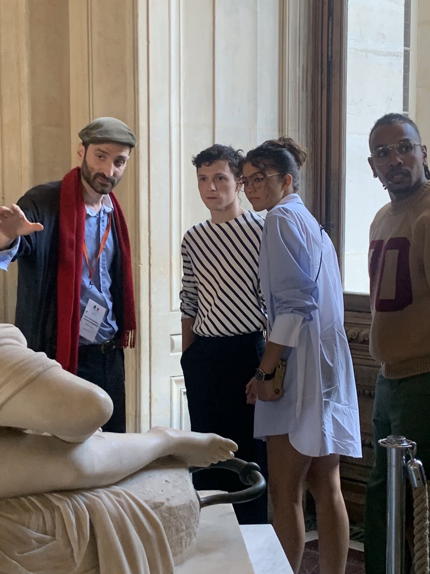 Tom Holland y Zendaya en una visita al Louvre.