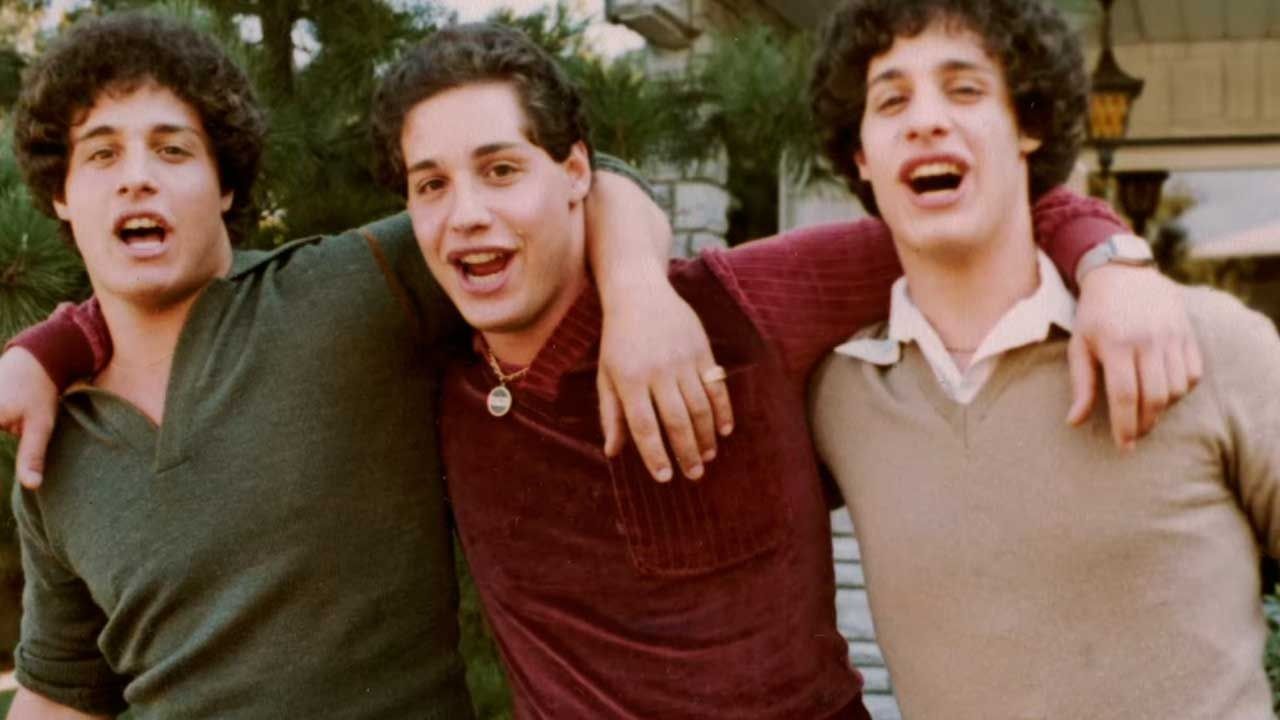 Tres trillizos fueron separados al nacer para hacer un experimento: 19 años más tarde, se encontraron en la universidad por casualidad