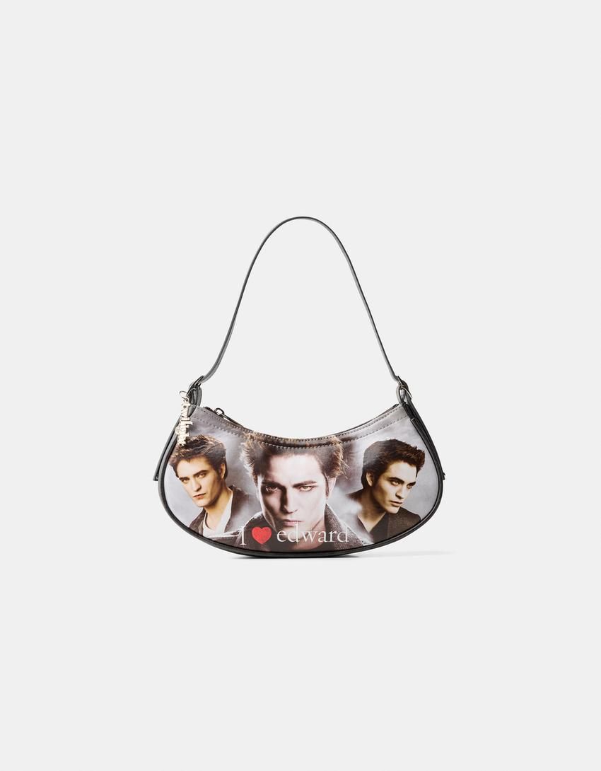 Bolso con un tríptico de caritas de Edward Cullen que simplemente es pura magia. Lo tienes por 25,99 euros.