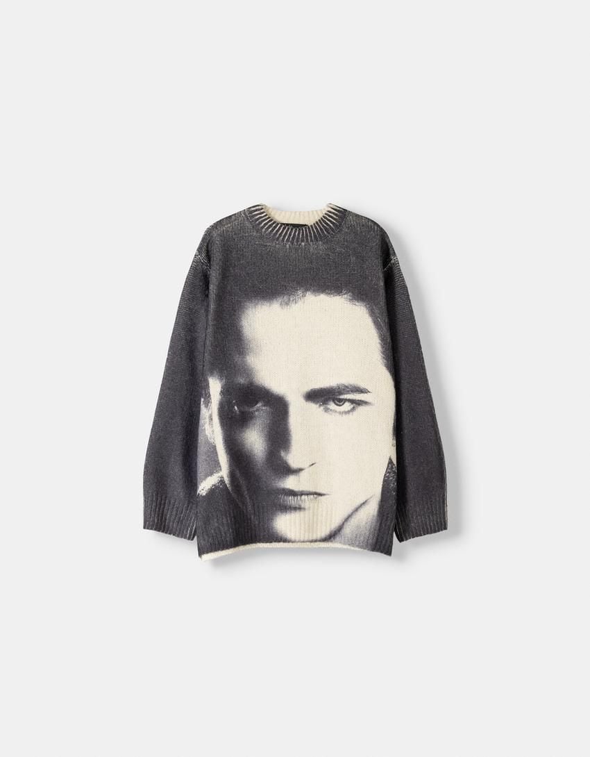 Jcon un primerísimo plano de la cara de Edward Cullen. No apta para impresionables. Su precio es de 35,99 euros.