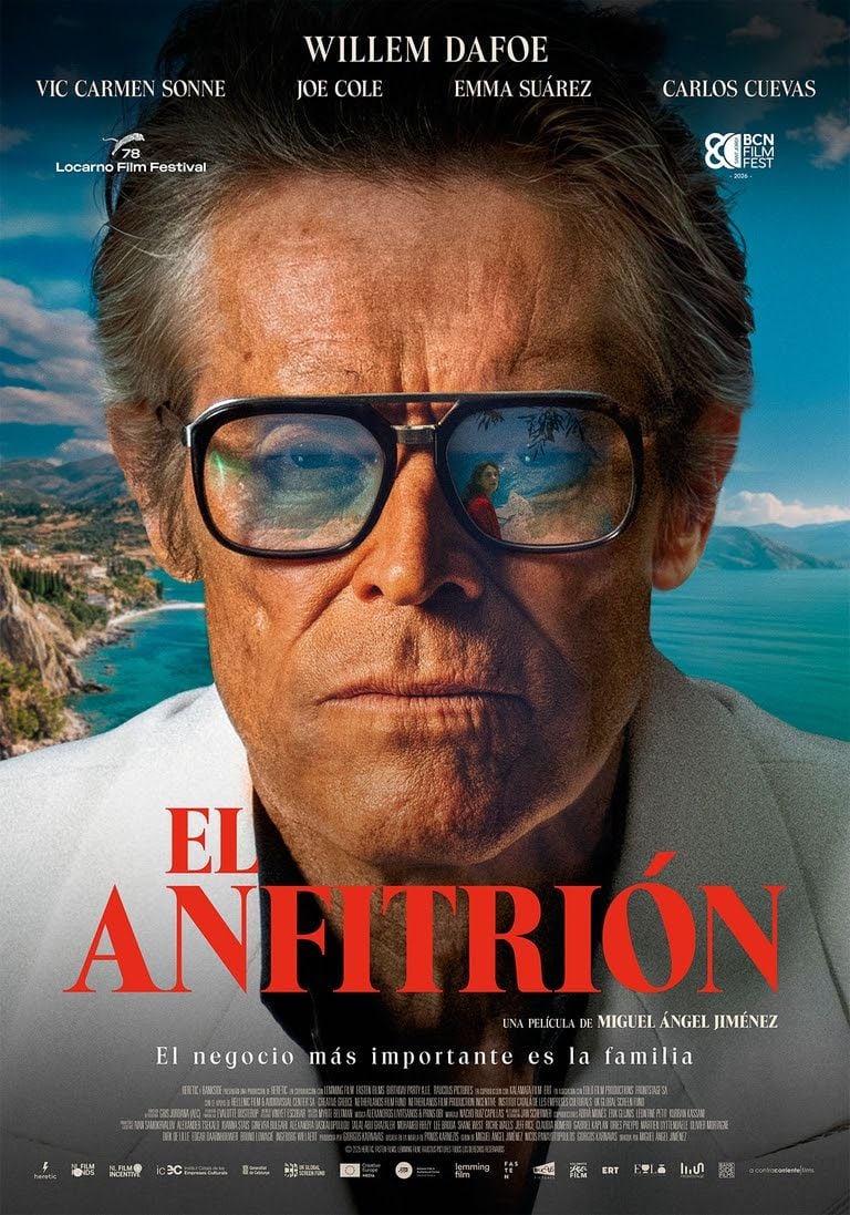 Willem Dafoe y Emma Suárez en una escena de intriga de la película 'El Anfitrión', ambientada en una fastuosa fiesta familiar.